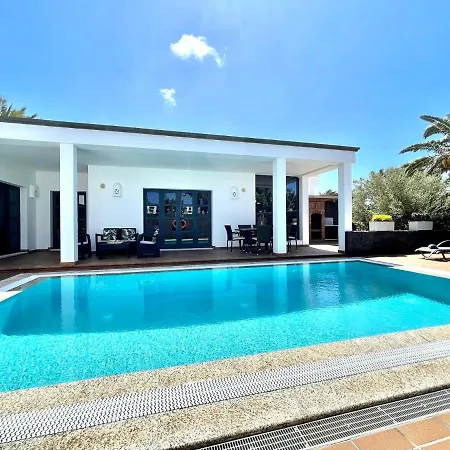 Mamma Mia Pool Heat Private & Jacuzzi Playa Blanca