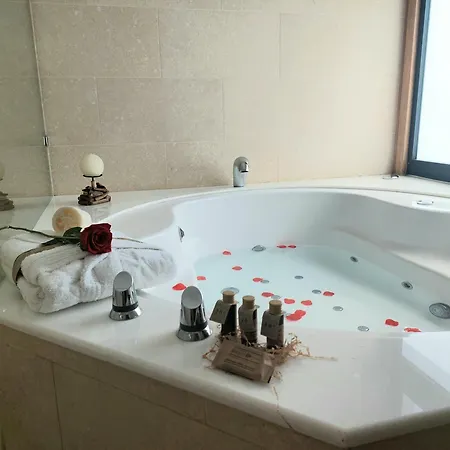 Mamma Mia Pool Heat Private & Jacuzzi Villa *